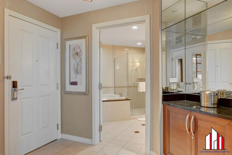 Others 2, Deluxe Spa 24th floor Signature Studio with Mountain View, Clark