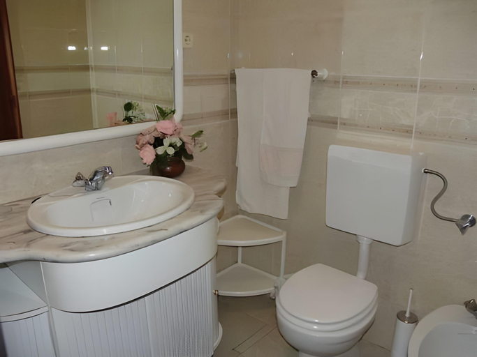 Bathroom 2, Casa Sousa, Lagos