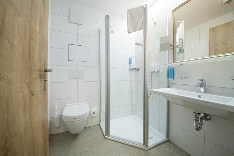 Bathroom 3, Gasthof - Hotel Zur Post, Berchtesgadener Land