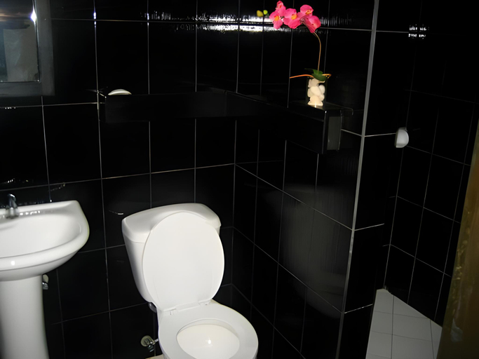 Bathroom 4, La Pernela Resort, Dauis