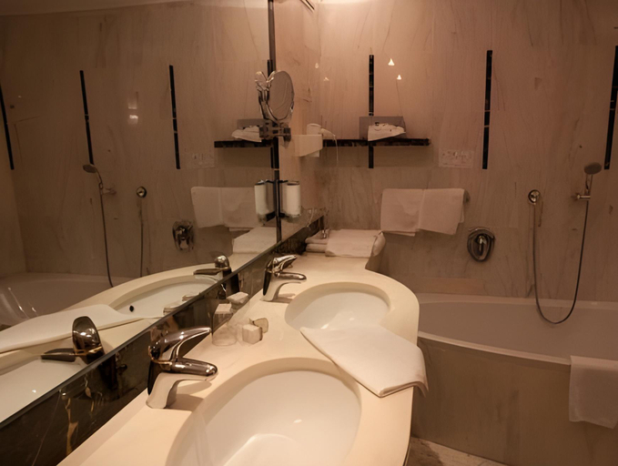Bathroom 5, Hotel Burggraflerhof, Bolzano