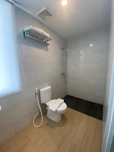 Bathroom 13