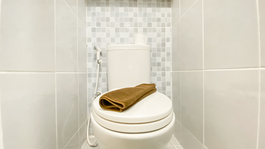 Bathroom 5, Cozy and Simply Studio Apartment Tokyo Riverside PIK 2 By Travelio, Tangerang