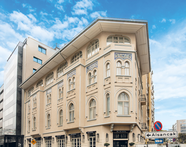 Exterior & Views