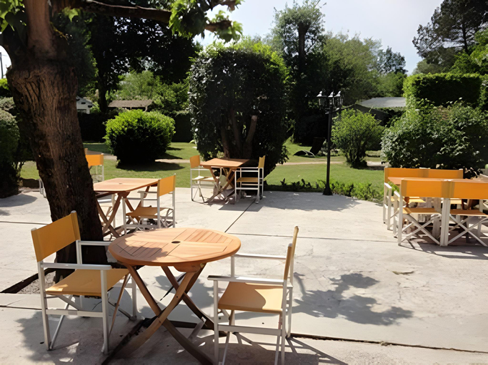 Others 5, Hotel du Porge, Gironde