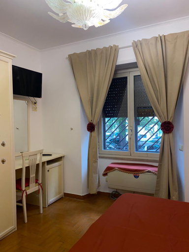 Others 5, Residenza, Rome