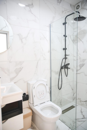 Shower 4, Apartments Murdzoski