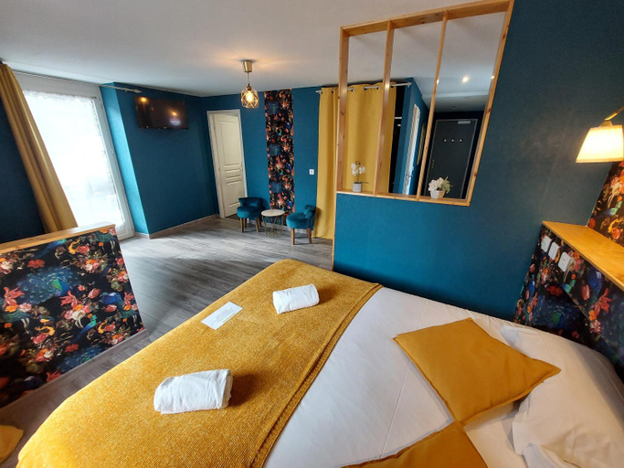 Bedroom 3, Logis Hotels - Auberge de l'Ile - Hotel 3 etoiles et Restaurant, Lot