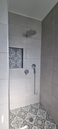 Bathroom 5, כחול ולבן