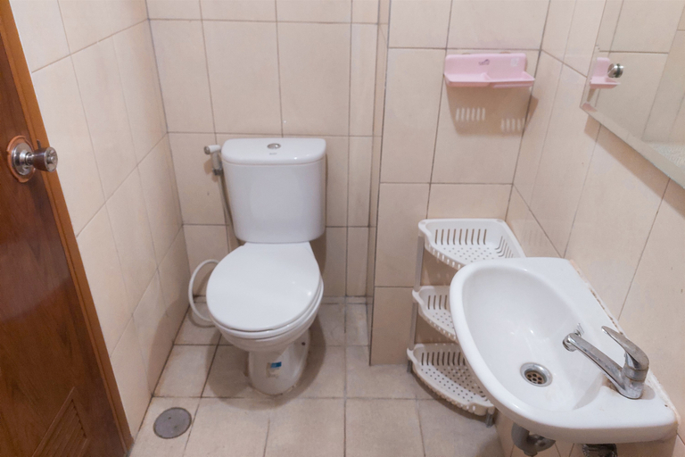 Bathroom 5, Chic and Cozy Studio Apartment at Amazana Serpong By Travelio, South Tangerang