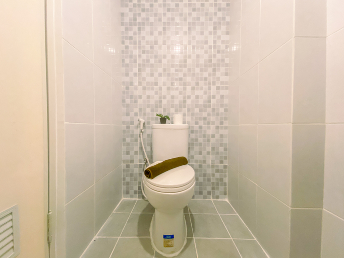Bathroom 5, Cozy Studio at 31th Floor Apartment Tokyo Riverside PIK 2 By Travelio, Tangerang