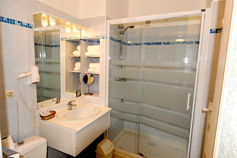 Bathroom 3, Logis Hotel Le Belle Rive, Aveyron