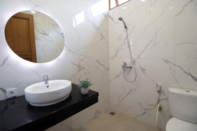 Bathroom 4, De Reiz Villa Ara Syariah 4BR Private Pool Family Only, Bandung