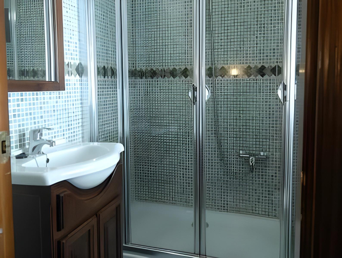 Bathroom 4, Hostal Plaza, Segovia