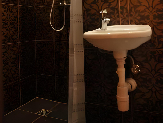 Bathroom 4, TsisaR Bankir Hotel, L'vivs'ka