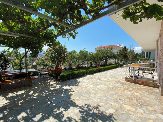 Others 5, Aparthotel Paja, Sarandës