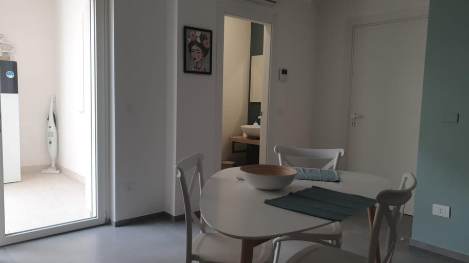 Facilities 2, Casa di Monique 1, Bari