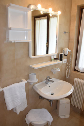 Bathroom 3, Hotel Ferrari, Trento