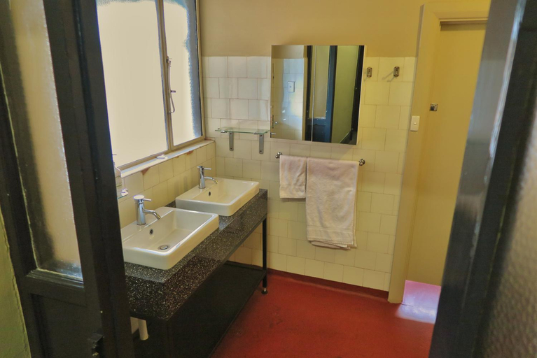 Bathroom 4, Pretoria Hotel, Mid Murray