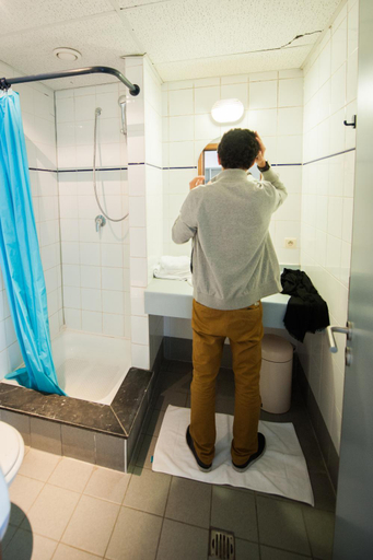 Bathroom 4, Jacques Brel Youth Hostel, Bruxelles