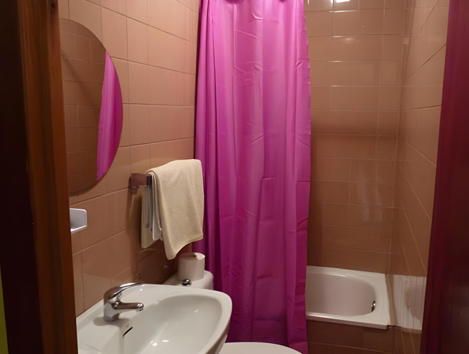 Bathroom 4, Hostal Nuevo Alonso, Pontevedra
