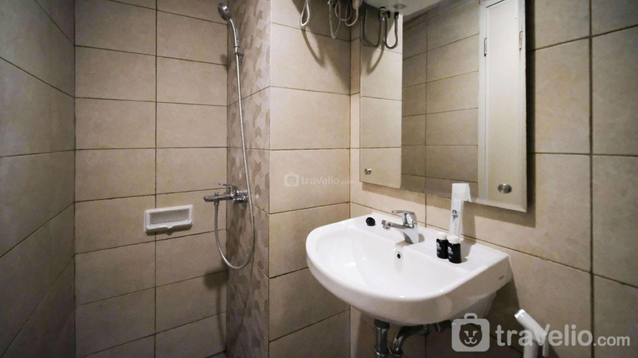 Bathroom, Modern and Tidy Studio at Bess Mansion By Travelio, Surabaya