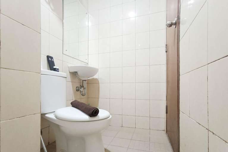 Bedroom 2, Warm and Homey Studio at Vida View Makassar Apartment By Travelio, Makassar