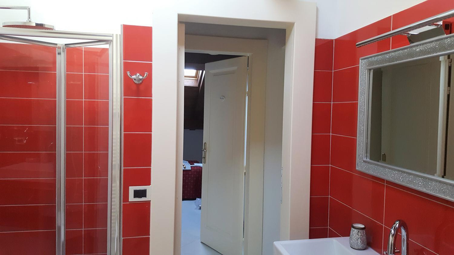 Bathroom 2, Amaranto99, L'Aquila