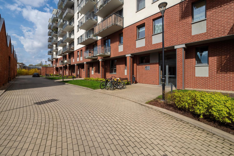 Bright Apartment with Balcony Close to the Poniatowski Park Lodz by Noclegi Renters, Łódź