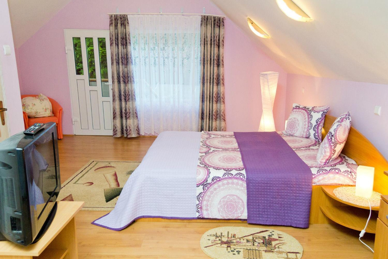 Others 5, Perla Balvanyos Gyongye, Turia