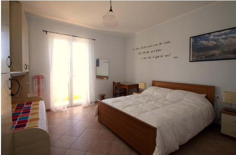 Bedroom 2, La Testa Fra Le Nuvole, Savona