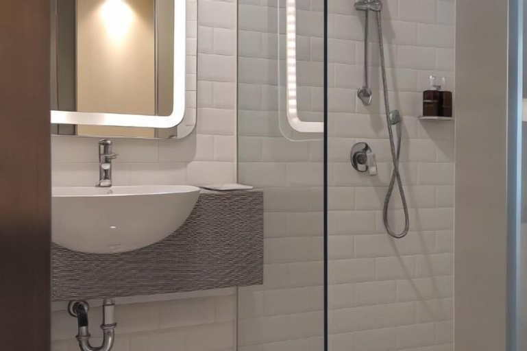 Bathroom 10
