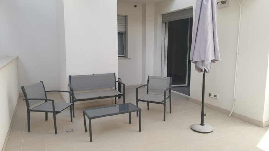 Facilities 5, Casa di Monique 1, Bari