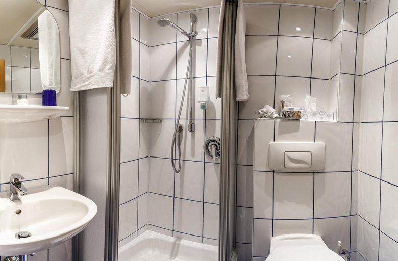 Bathroom 2, Hotel Rheingold, Groß-Gerau