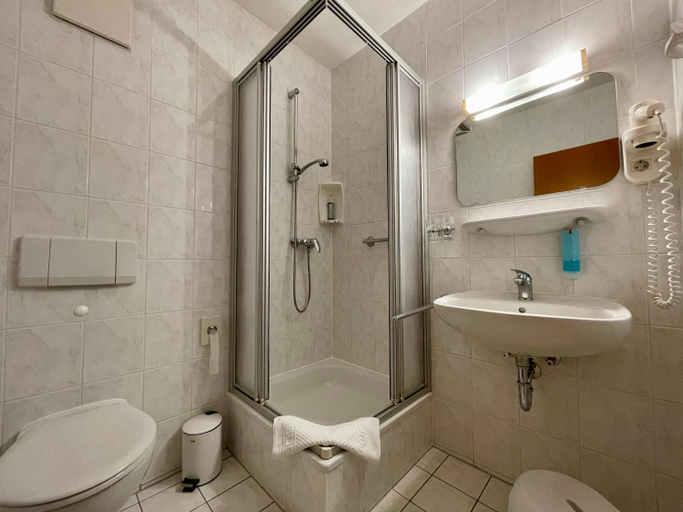 Bathroom 3, gut-Hotel Pommernhotel Barth, Vorpommern-Rügen