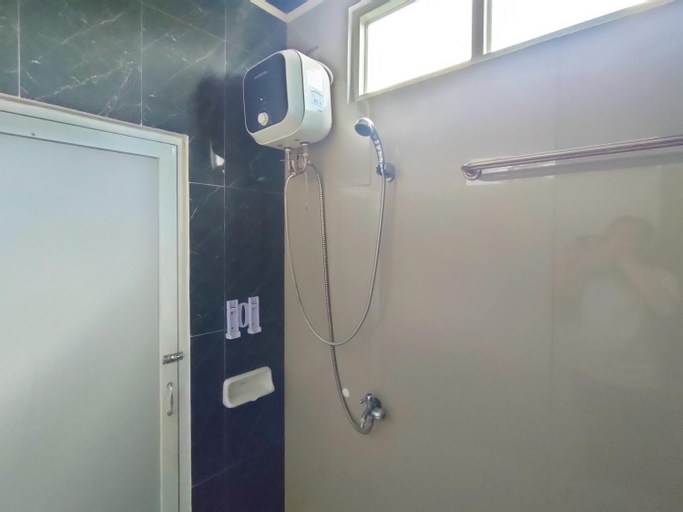 Bathroom 12