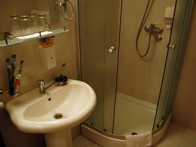 Bathroom 3, 4 Rooms Apartments,free garage parking for motorcycles, Niš