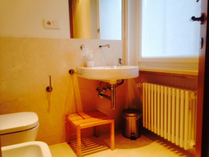 Bathroom, Belle Arti, Bergamo