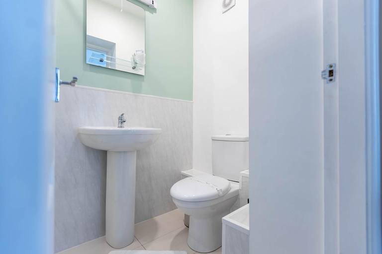 Bathroom 3, Windermere Studio Rooms - Free Onsite Parking, Cumbria