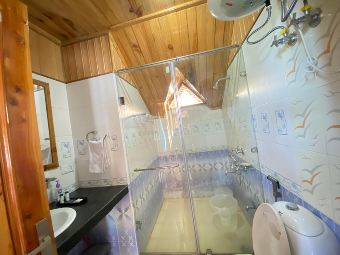 Bathroom 2, Himalayan Ecstacy by Rudraa, Kullu