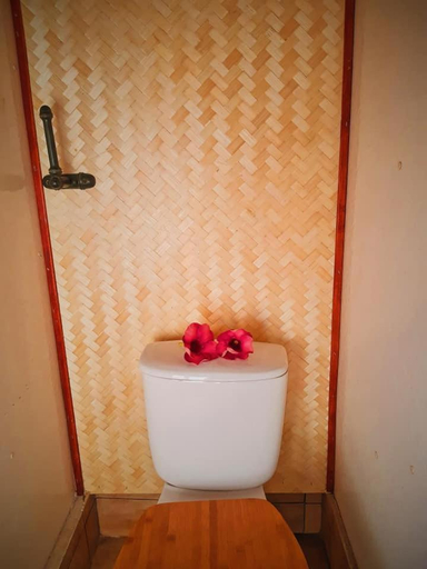 Bathroom 2, Fare Edith