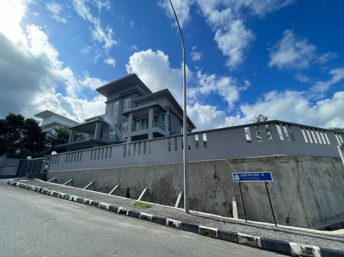 Exterior & Views