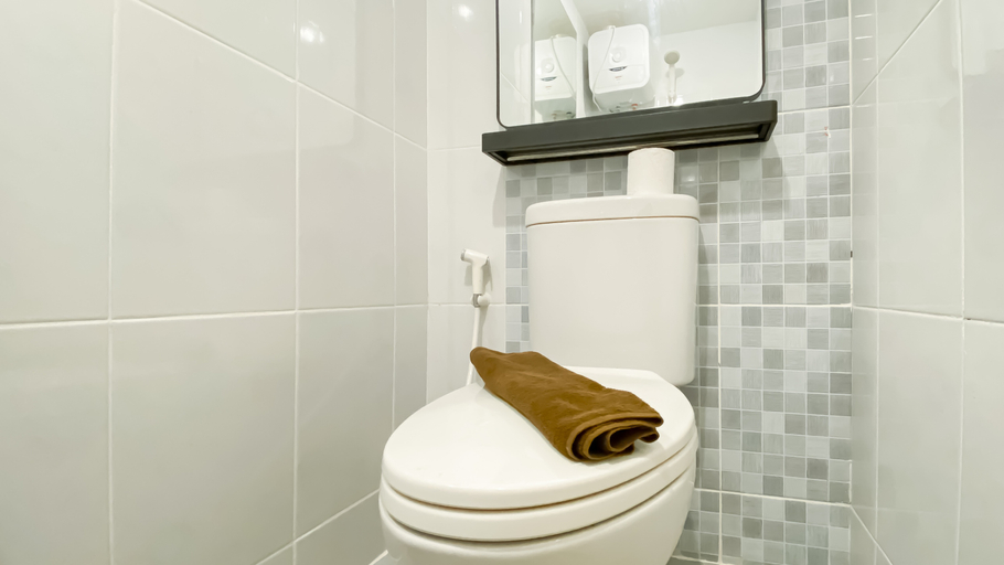 Bathroom 5, Cozy Studio at 6th Floor Apartment Tokyo Riverside PIK 2 By Travelio, Tangerang