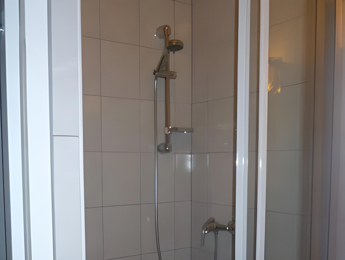 Bathroom 2, Enns Sleep Gasthaus Backhendlstation, Linz Land
