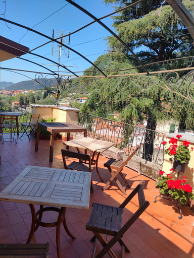 Food & Drinks 4, Camera tra le Cinque Terre, Camogli e Portofino. Vista valle e scorcio mare all'orizzonte, Genova