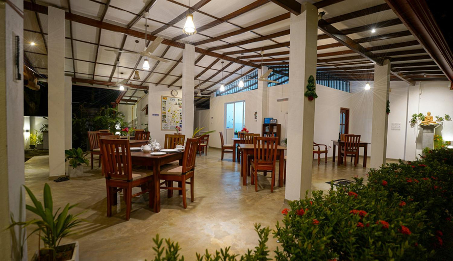 Food & Drinks 5, Weleges Place, Hikkaduwa