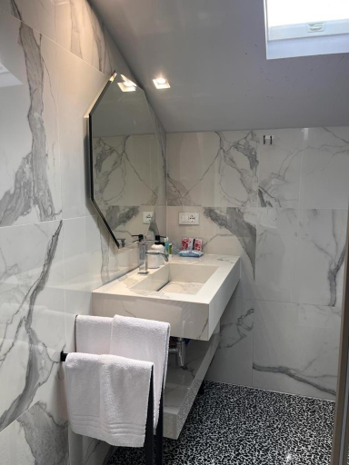 Bathroom 2, Casa Cavour, Pistoia