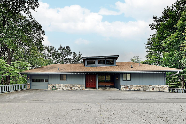 Exterior & Views 1, Young's Mountain Hideaway, Rutherford