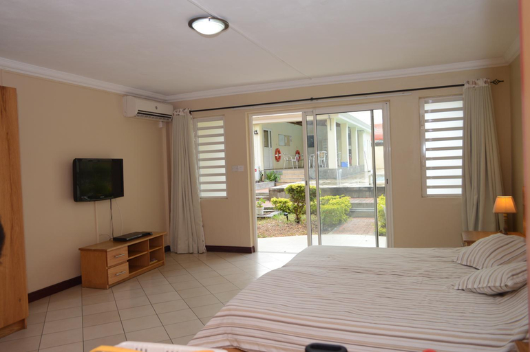 Others 3, Residence Les Peupliers, Black River