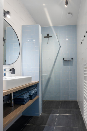 Bathroom 2, Chezeehoeve - Wemeldinge, Kapelle